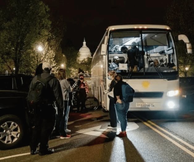 Envían dos autobuses llenos a Washington