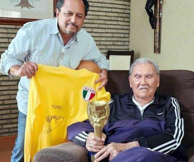 Recibió Tota Carbajal una réplica de la copa Jules Rimet