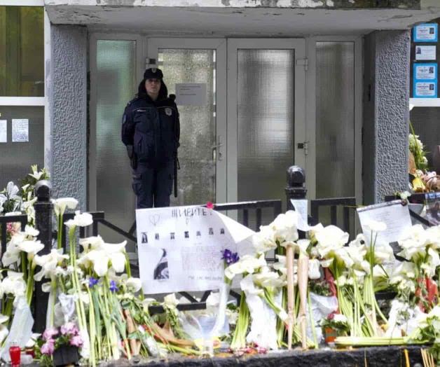 Los serbios entregan miles de armas tras tiroteos masivos