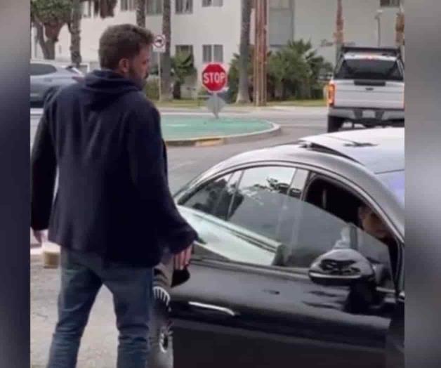 Le azota Ben Affleck la puerta  a Jennifer Lopez 