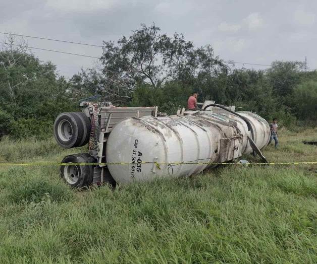 Vuelca pipa con un tanque de gasolina