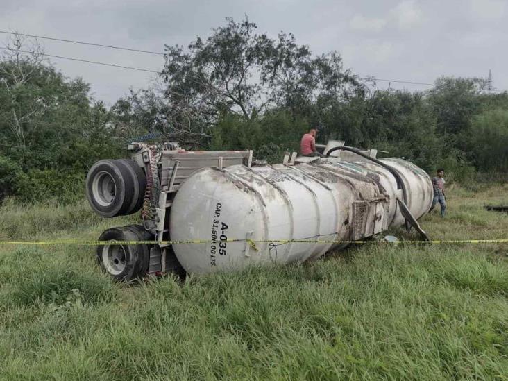 Vuelca pipa con un tanque de gasolina Vuelca pipa con un tanque de gasolina