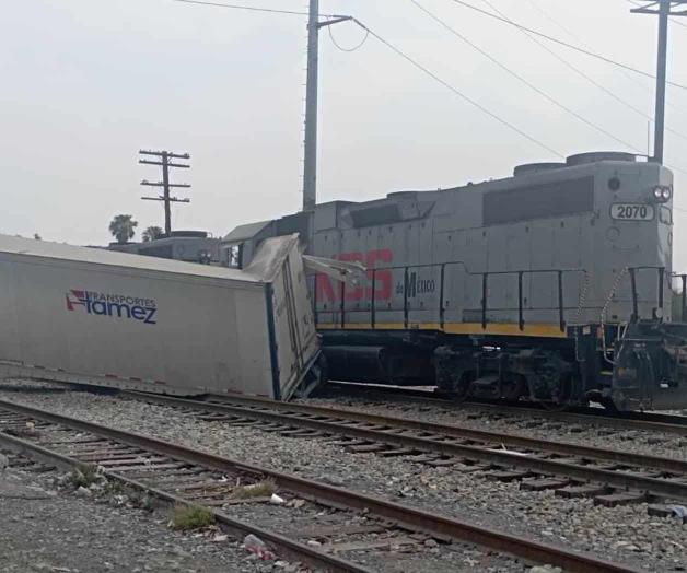 Intenta tráiler ganarle el paso al tren y choca, en Monterrey