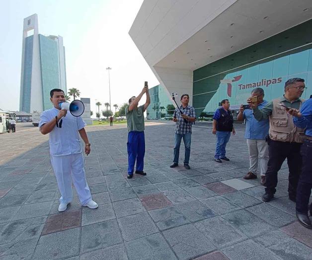 Protestan enfermeros durante sus festejos