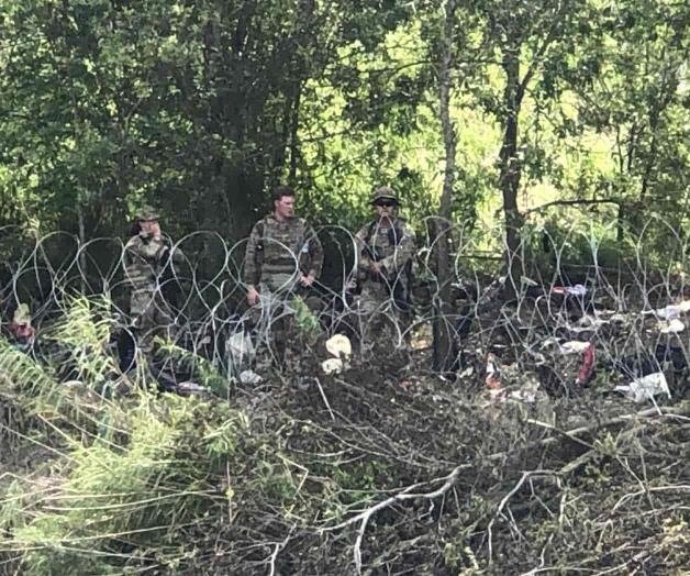 Bloquean frontera “Con 3 candados”: Dedican oficiales fronterizos canción a migrantes