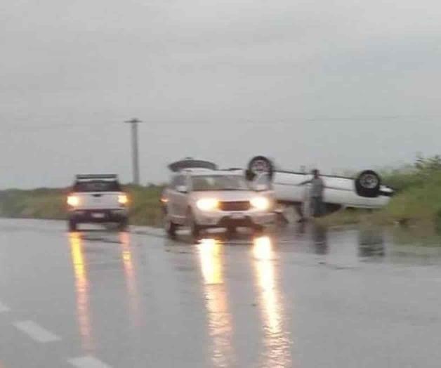 Vuelca camioneta por lluvia en la Ribereña Vuelca camioneta por lluvia en la Ribereña