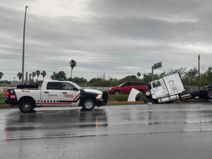 Derriba tracto camión un poste por evitar choque Derriba tracto camión un poste por evitar choque