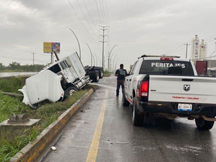 Derriba poste tractocamión Derriba poste tractocamión