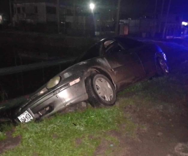 Automóvil, a nada de caer a un canal Automóvil, a nada de caer a un canal