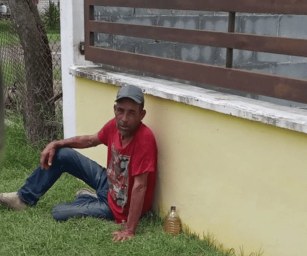 Acaba parranda tirado en jardín Acaba parranda tirado en jardín