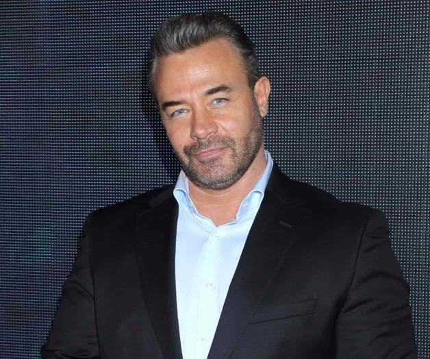 Reaparece tras escándalo