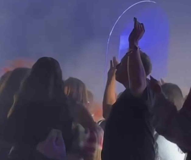 Lo captan en festival musical en Los Cabos