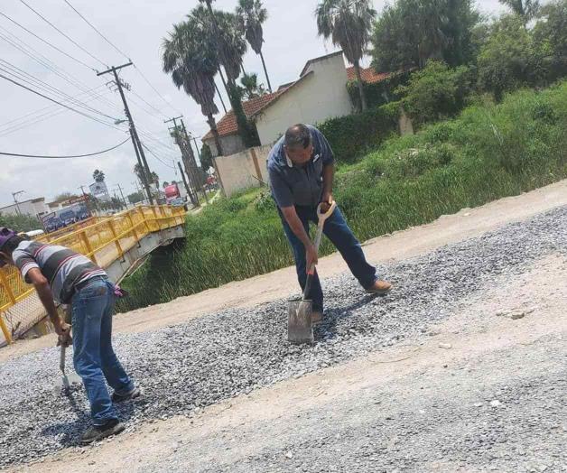 Hacen el trabajo de la Conagua; rehabilitan vecinos camino sobre zona federal