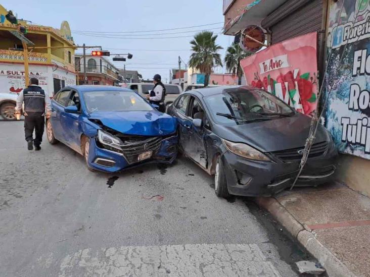 Imprudencia al volante provoca accidente vial Imprudencia al volante provoca accidente vial