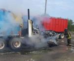 Arde tracto-camión en brecha 116