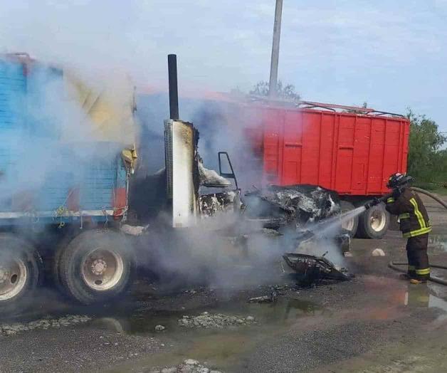 Arde tracto-camión en brecha 116