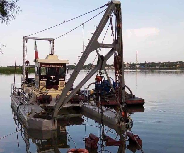 Sacan a flote draga hundida