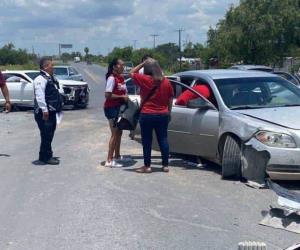 Estrellan auto deportivo por no ceder el paso