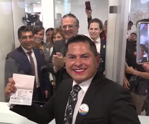 SRE entrega primer pasaporte no binario a Jesús Ociel Baena SRE entrega primer pasaporte no binario a Jesús Ociel Baena