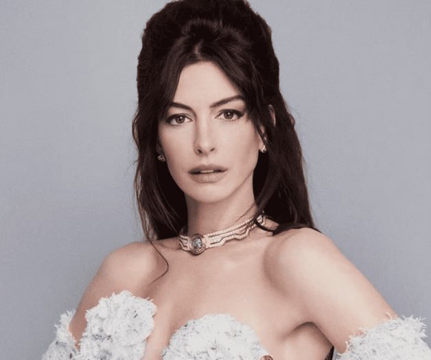 Anne Hathaway sorprende en vestido con capucha y transparencias