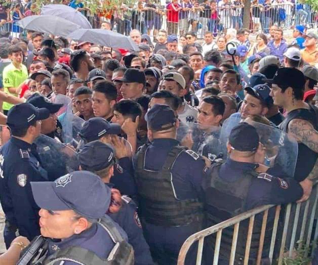 Un caos, la venta de boletos en el BBVA para Semis