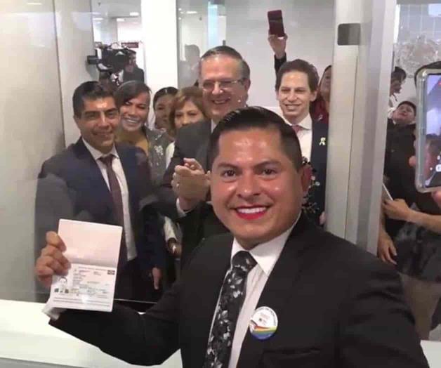 Entrega SRE primer pasaporte no binario