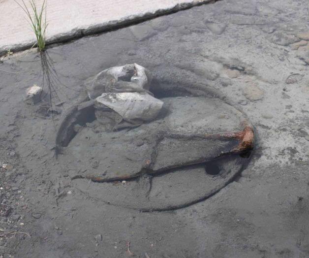 Colonos claman ayuda por aguas pestilentes