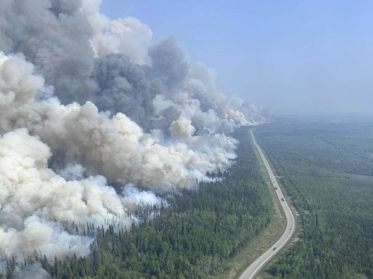 Lluvia y humo, ayudan a combatir incendios forestales en Canadá Lluvia y humo, ayudan a combatir incendios forestales en Canadá