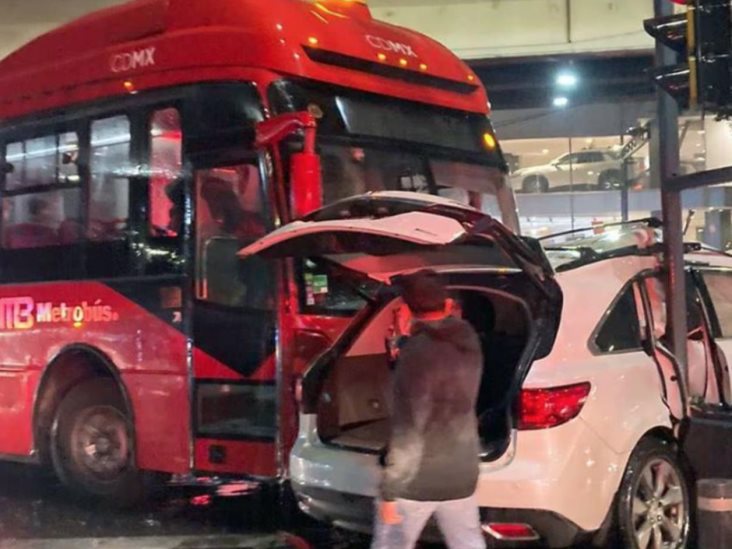 Choque entre Metrobús y camioneta deja 6 lesionados en Iztacalco Choque entre Metrobús y camioneta deja 6 lesionados en Iztacalco