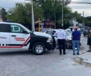 Estuvo a punto de derribar poste de madera tras chocar