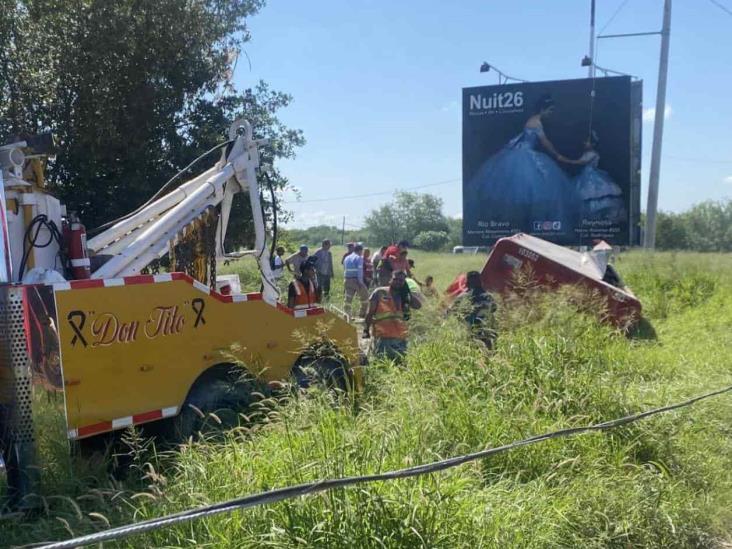 Reportan volcadura de camión de la Coca Cola Reportan volcadura de camión de la Coca Cola