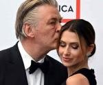 Vuelve Alec Baldwin a celebrar el fin de rodaje de Rust