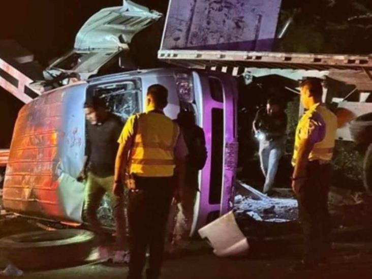 Embiste tráiler a camioneta y mueren 9 en Autopista del Sol Embiste tráiler a camioneta y mueren 9 en Autopista del Sol