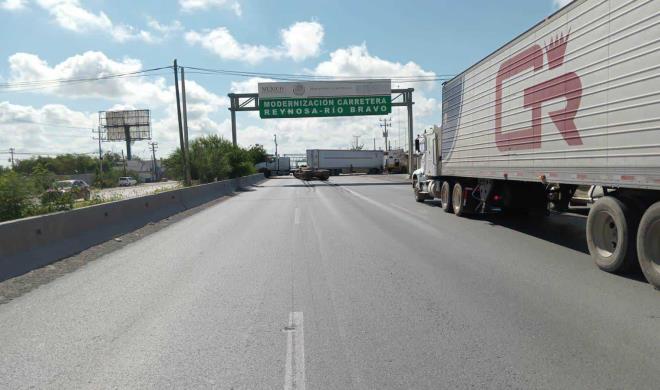 REYNOSA | Trastoca tráfico en carretera choque de tractocamiones