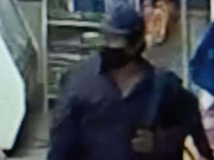 Asaltan negocio a punta de arma Asaltan negocio a punta de arma