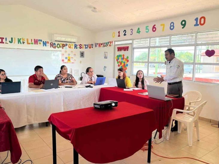 Trabajan maestros en consejo técnico Trabajan maestros en consejo técnico