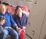 (VIDEO) Hombre que abrió salida de emergencia durante vuelo dijo que quería bajarse rápido