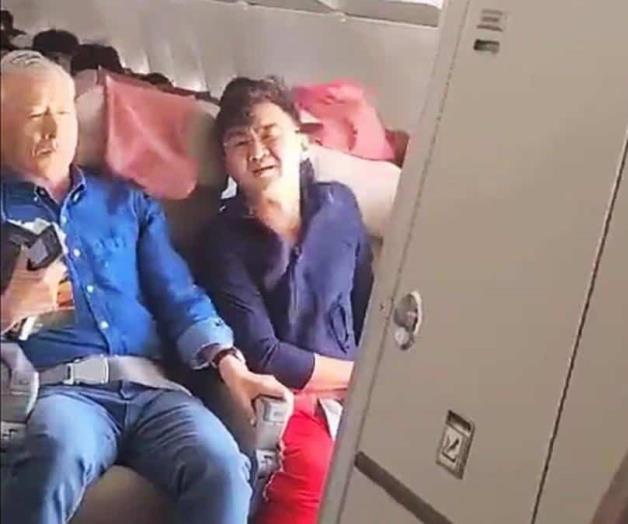 (VIDEO) Hombre que abrió salida de emergencia durante vuelo dijo que quería bajarse rápido