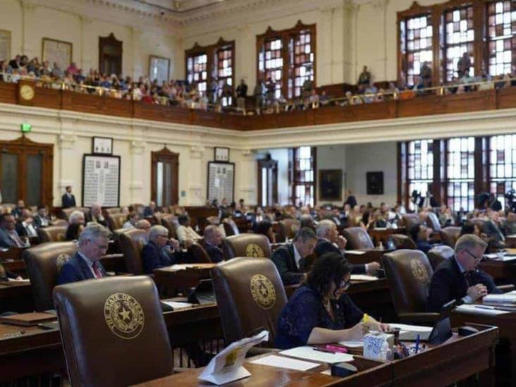 Votan a favor de llevar a juicio político al fiscal Ken Paxton Votan a favor de llevar a juicio político al fiscal Ken Paxton