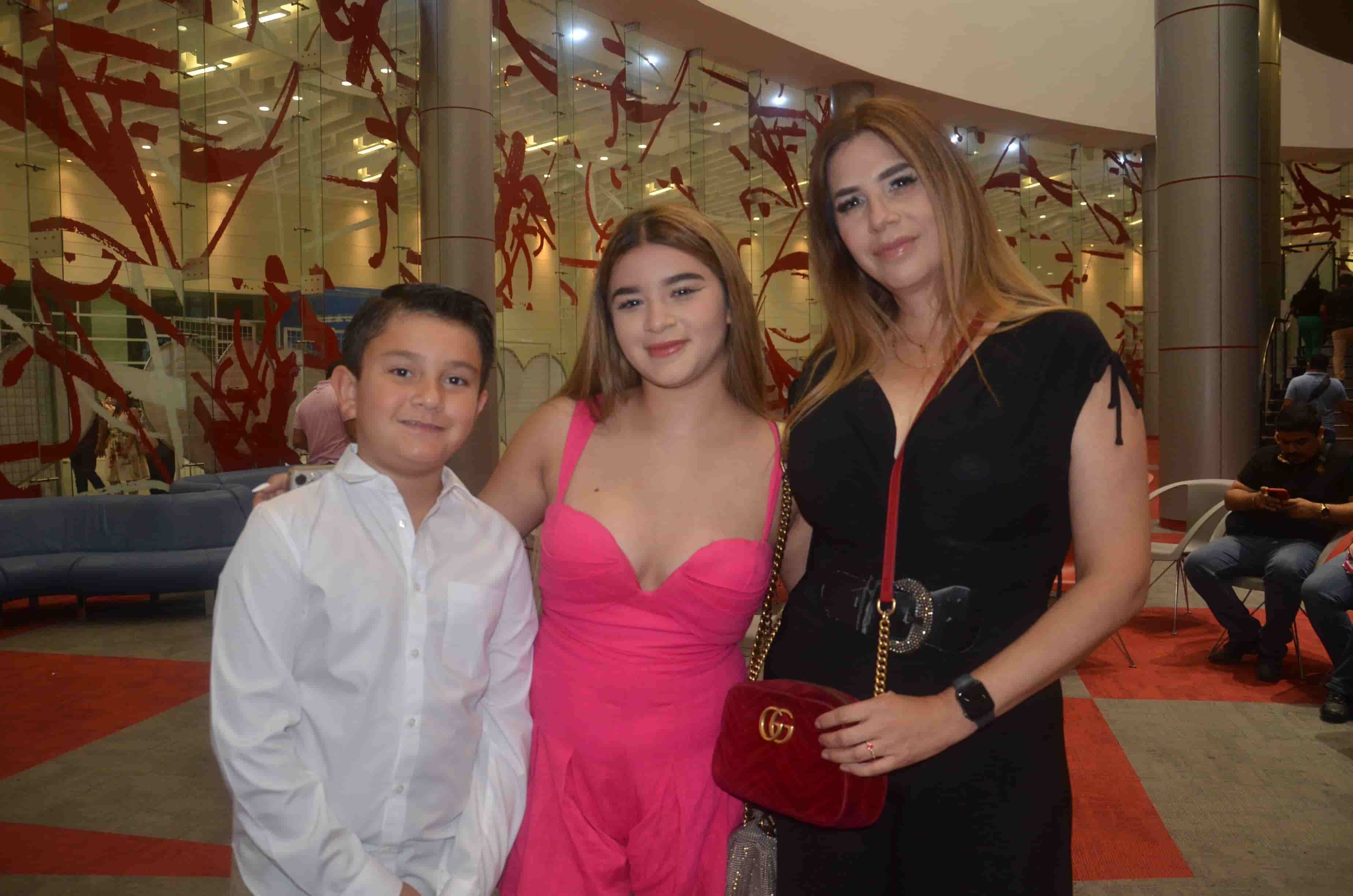 Jean Carlo y Paloma Barrios, junto a Dinorah Hernández.