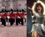 Carlos III rinde homenaje a Tina Turner durante el cambio de guardia