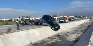 Vuelcan y caen a canal de desagüe en Colonia Puerta Grande