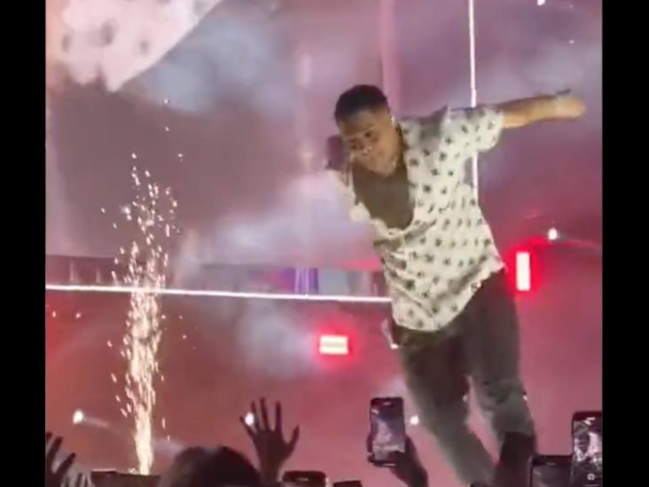 Eduin Caz se lanza al público durante un concierto... pero no lo atrapan Eduin Caz se lanza al público durante un concierto... pero no lo atrapan