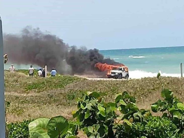 Se incendia jeep en la playa fundadores Se incendia jeep en la playa fundadores