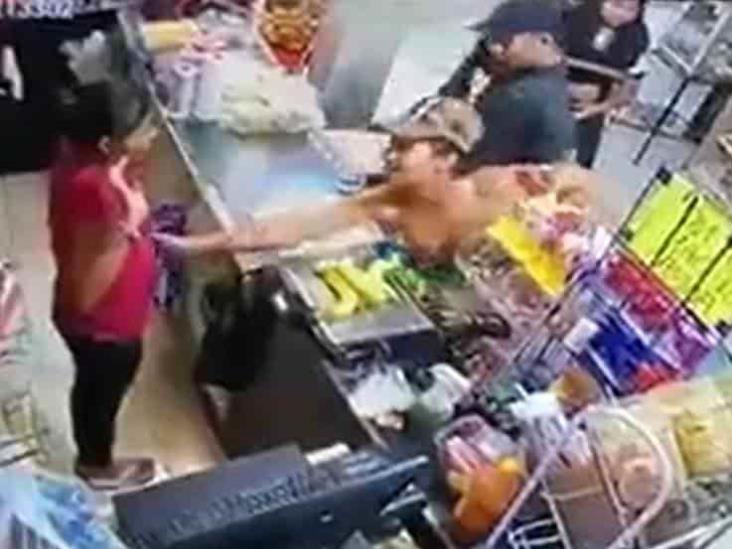 Asaltan a cajera embarazada en Oxxo de Reynosa; pero también la felicitan Asaltan a cajera embarazada en Oxxo de Reynosa; pero también la felicitan