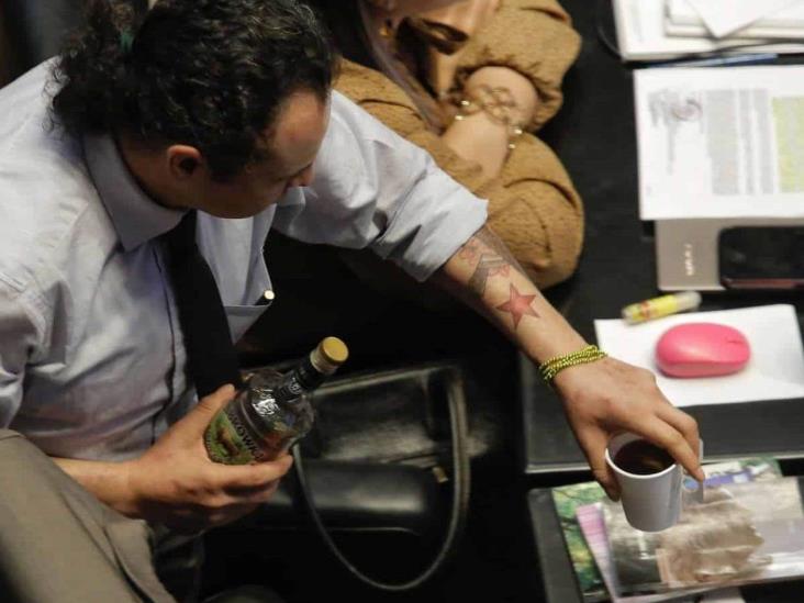 Abre diputado botella de vodka; es mezcla sin alcohol, dice Abre diputado botella de vodka; es mezcla sin alcohol, dice