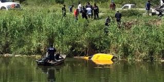 REYNOSA | Localizan persona en el interior del taxi que cayó al canal Anzaldúas