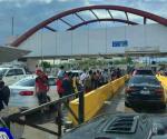 Migrantes se abalanzan para cruzar por el Puente Nuevo de Matamoros