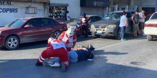 Accidente en el bulevar Morelos, una mujer lesionada al chocar en una motocicleta