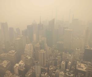 El cielo de Nueva York es cubierto de humo debido a la temporada de incendios en Canadá